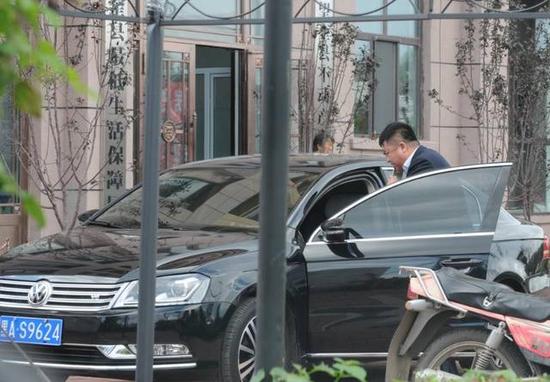 程海濤局長(zhǎng)駕駛的假牌車，停在縣低保局門前