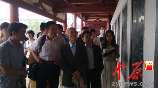 余光中、汪國真做客杜甫故里 共話詩圣家國情懷