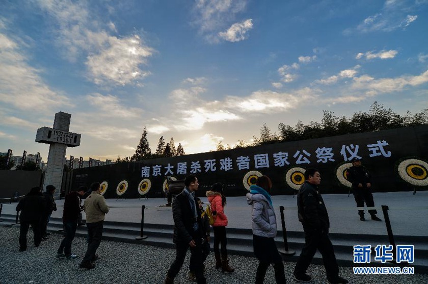 12月14日,觀眾在侵華日軍南京大屠殺遇難同胞紀(jì)念館國(guó)家公祭儀式會(huì)場(chǎng)參觀。新華社記者 沈鵬 攝　