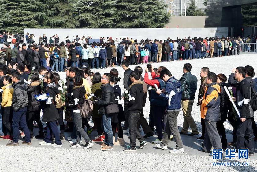  12月14日,參觀者在排隊(duì)進(jìn)入紀(jì)念館展館參觀。新華社記者孫參攝