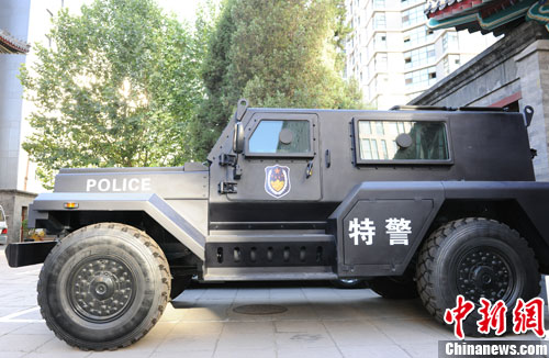 　　國產(chǎn)輕型聯(lián)合越野戰(zhàn)車側(cè)面照。張龍?jiān)茢z