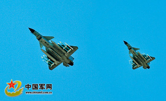 戰(zhàn)機(jī)升空開展對(duì)抗訓(xùn)練。肖燕錦攝
