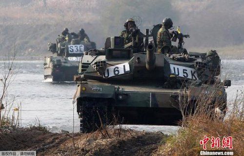 　資料圖：2011年11月2日，韓國(guó)軍隊(duì)在首爾東南100公里的驪州進(jìn)行軍事演習(xí)。