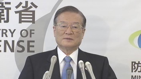 日本防衛(wèi)省森本敏16日上午出席記者會。