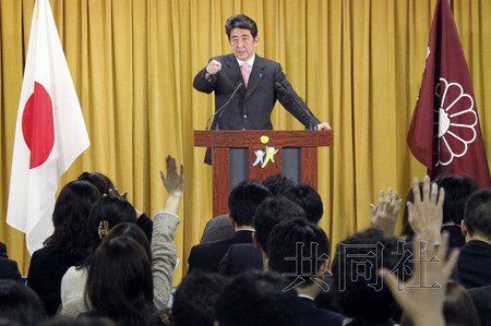 12月17日，日本自民黨總裁安倍晉三17日在黨總部會(huì)見(jiàn)記者，表示考慮與日本維新會(huì)和眾人之黨攜手修改憲法。