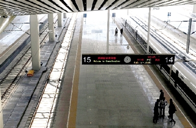 停在站臺上開往武漢的客車已按時發(fā)車試運行。
