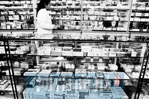 　鄭州不少藥店，也會把價格低的藥品放下層，價格高的放在醒目位置