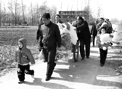 姐（左一）弟（右一護(hù)士懷中男嬰）返鄉(xiāng)，愛心捐贈(zèng)滿滿一架子車。