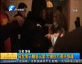 半夜驚魂：陌生男子翻墻入室猛砸門(mén)窗