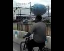 開掛民族騎車頭頂煤氣罐，原地?？?腳不離車 飄逸