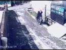 逗比劫匪騎車搶劫女子，反被女子奪車逃走