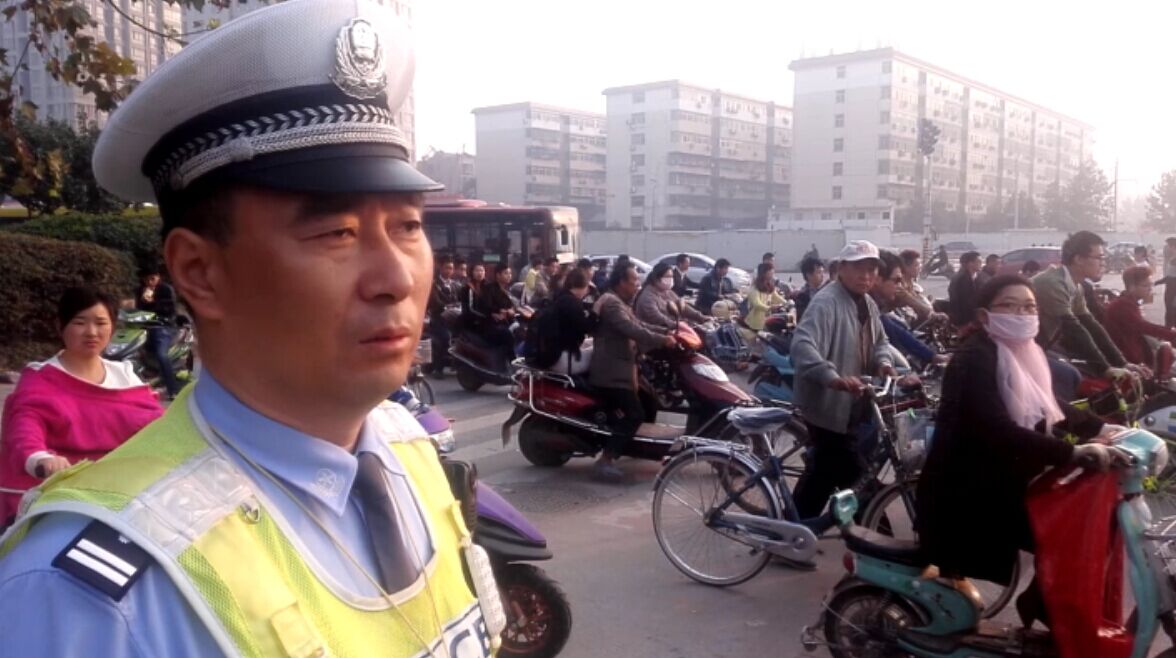 直播3：上班表情 數(shù)十萬(wàn)人要通過一個(gè)路口
