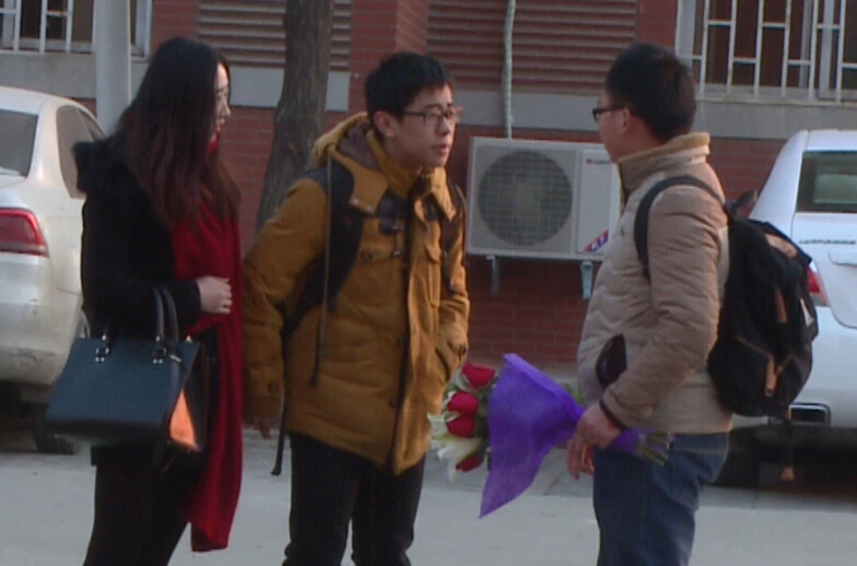美女請(qǐng)你假裝其男友拒絕追求者，你會(huì)怎么辦？