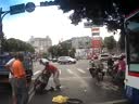 好恐怖的車禍！騎車先到人才到