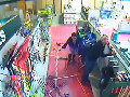 實(shí)拍阿拉斯加7.5級地震商店劇烈震動(dòng)