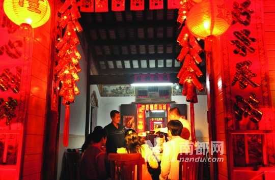 　　海口人把除夕的年夜飯稱為“吃圍爐”。