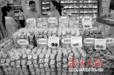 散裝月餅因其實惠的價格、豐富的口味而受到市民的青睞。