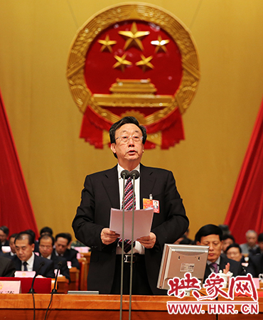 在表決通過各項決議后，省委書記、省人大常委會主任郭庚茂作出講話