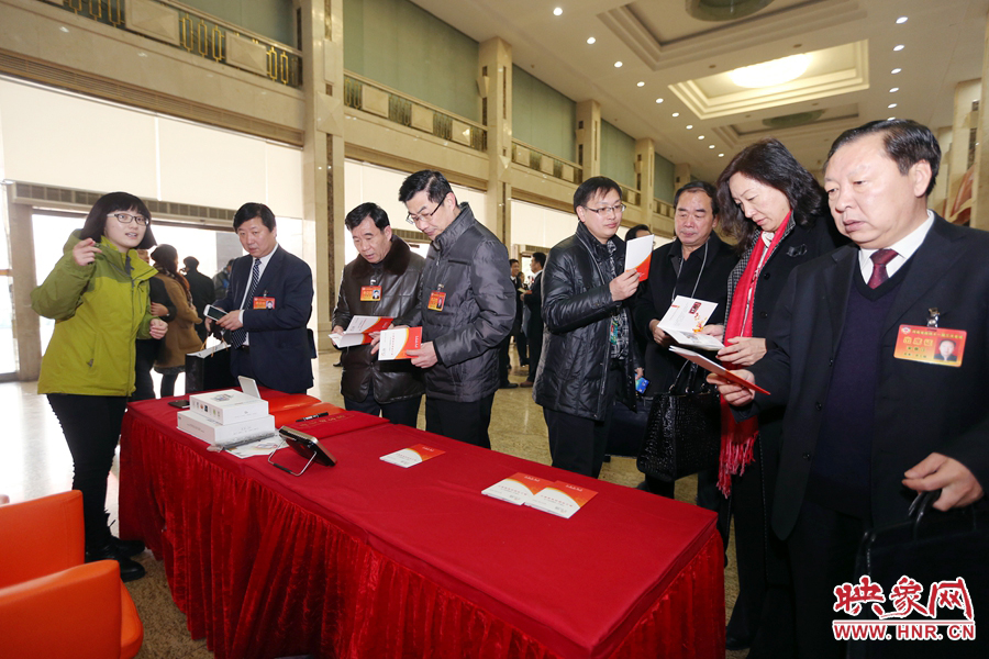 向代表、委員講解大象融媒旗下出品的新聞產品。