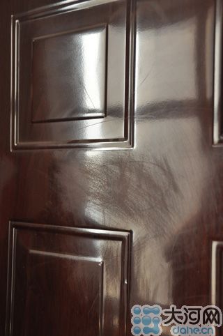　雖然王先生用砂紙打磨過，但是“奠字”仍依稀可見