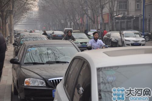 　業(yè)主將車停到經(jīng)一路上，給路人造成很大的不便