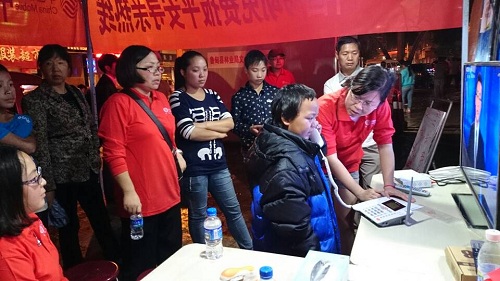小男孩走失，移動員工幫他們找 親人