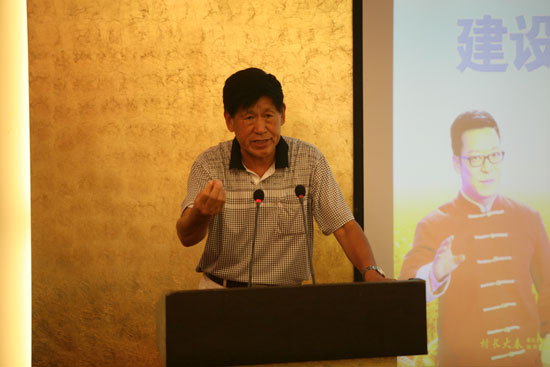 原河南省農(nóng)業(yè)廳副廳長(zhǎng)、現(xiàn)任河南省土壤肥料協(xié)會(huì)秘書長(zhǎng)肖興貴發(fā)表講話