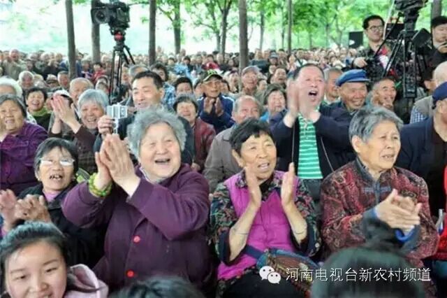 藝術(shù)家賣力演出，觀眾高聲叫好