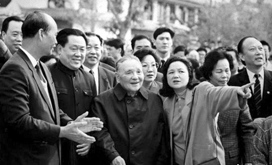 1992年，鄧小平南巡 圖片來自中國共產(chǎn)黨新聞網(wǎng)