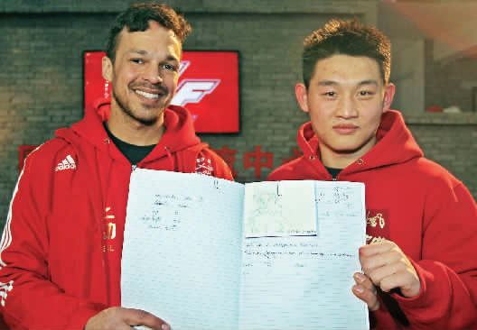 　　約瑟夫手繪了每個(gè)選手的肖像，認(rèn)認(rèn)真真地用字母拼寫出選手的中文名字附注?！翱?，這個(gè)是鄭召玉喲”