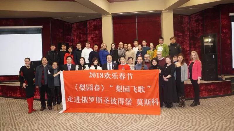《梨園春》與俄羅斯文化學(xué)者開(kāi)展座談會(huì)，共同交流中俄藝術(shù)文化的發(fā)展并互贈(zèng)禮物
