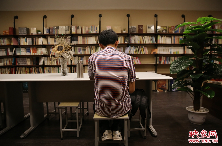 5月23日晚，鄭州一家24小時(shí)（周五、周六）書店?duì)I業(yè)。慕名而來的客人在看書。