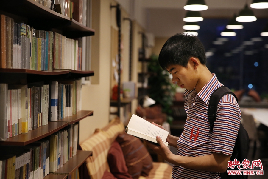 袁丙鵬，22歲，某大學(xué)大三學(xué)生：在適合的環(huán)境里看書，才能看出境界。