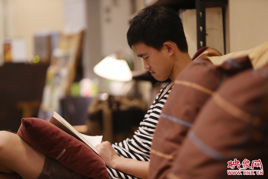 徐浩然，24歲，圖書編輯：在書店看紙質(zhì)書，意境會(huì)更深一些。