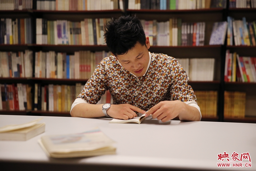 李恒，26歲，私營業(yè)主：喜歡撫摸紙質(zhì)書的感覺。