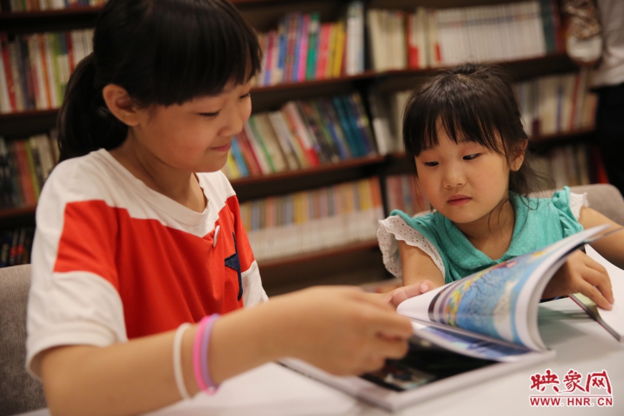 姐姐王藝茹，11歲，小學(xué)五年級(jí)學(xué)生；妹妹王有君，5歲：像喜歡看電視一樣喜歡看書。