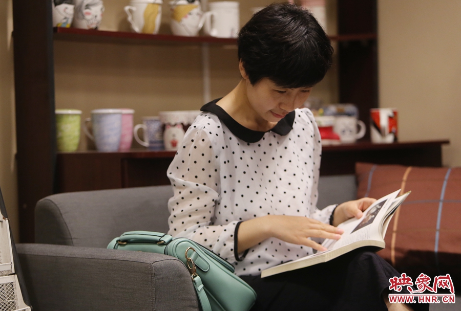 毛韶華，年齡保密，文字工作者：紙質(zhì)書是營養(yǎng)餐，電子書是快餐。