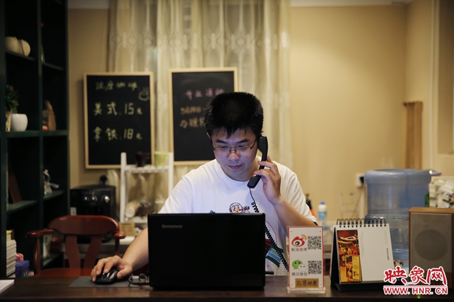 店長小博，由于書店搬遷至此，經(jīng)常接詢問地址的電話。