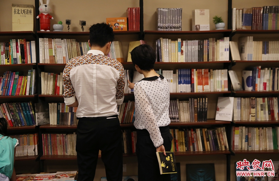 看書的人。