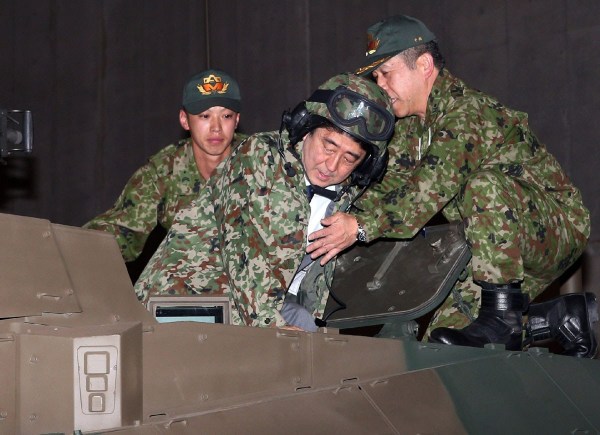 當(dāng)?shù)貢r(shí)間4月27日，日本千葉市，日本首相安倍晉三他身穿迷彩服頭戴鋼盔的登上展出中的日本陸上自衛(wèi)隊(duì)最新