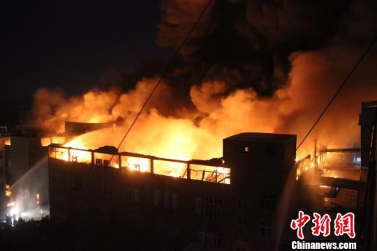 溫州一鞋廠發(fā)生火災 因周邊違建12小時才撲滅