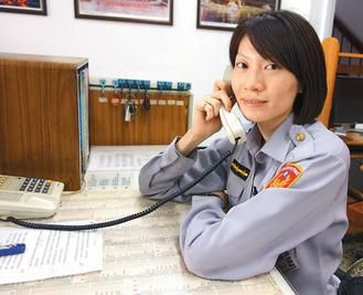 　　27歲的臺灣高雄市鹽埕區(qū)女警王文君，留一頭俏麗短發(fā)，身高175公分?！堵?lián)合報(bào)》圖