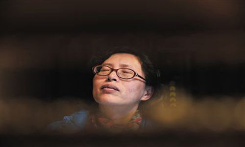 人們將醫(yī)療制度的憤懣情緒，寄托在這個(gè)走廊醫(yī)生身上，共同沉浸在受迫害的幻覺之中
